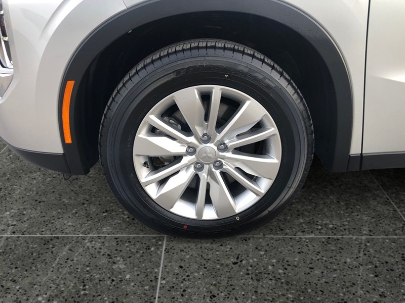 2025 Mitsubishi Outlander ES S-AWC | 7-Passenger